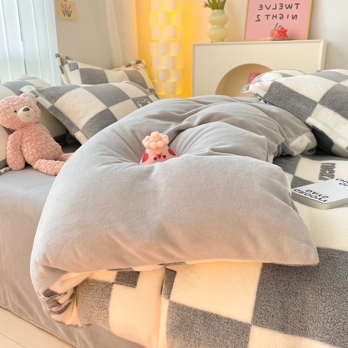 91家纺网 家纺一手货源 找家纺 同田家纺 2024秋冬新品雪花绒牛奶绒印花四件套 棋盘熊