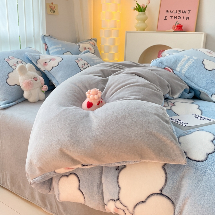 91家纺网 家纺一手货源 找家纺 同田家纺 2024秋冬新品雪花绒牛奶绒印花四件套 蓝天白云