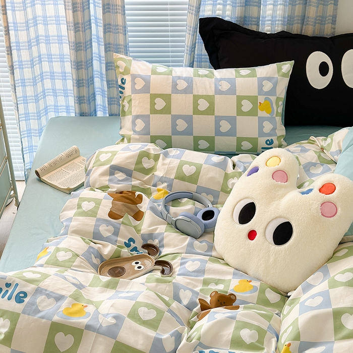 91家纺网 家纺一手货源 找家纺 昔可家纺 2023新款多巴胺卡通学生季全棉四件套 格子爱心熊