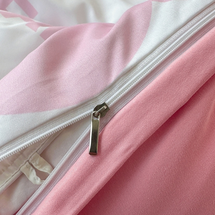 91家纺网 家纺一手货源 找家纺 色鬼布艺 2023新款加厚双面磨毛数码大版印花四件套 乖乖熊-粉