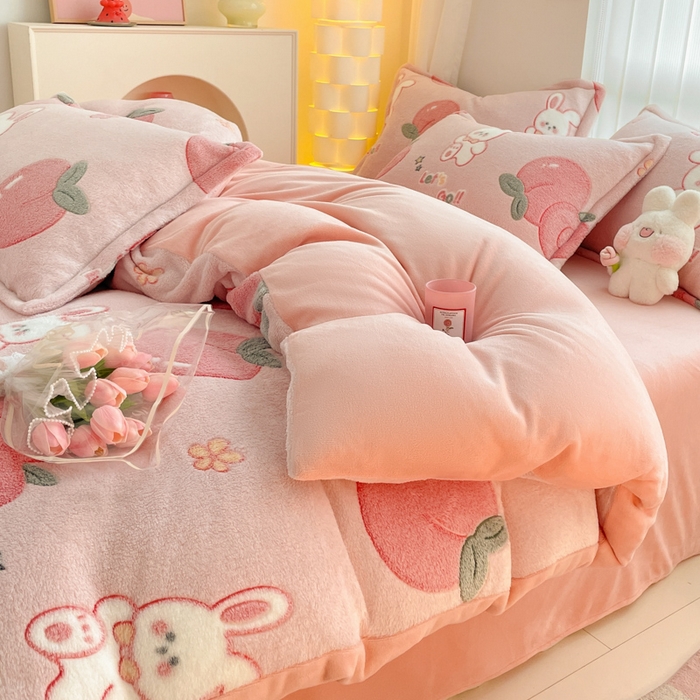 91家纺网 家纺一手货源 找家纺 同田家纺 2024秋冬新品雪花绒牛奶绒印花四件套 樱桃小兔