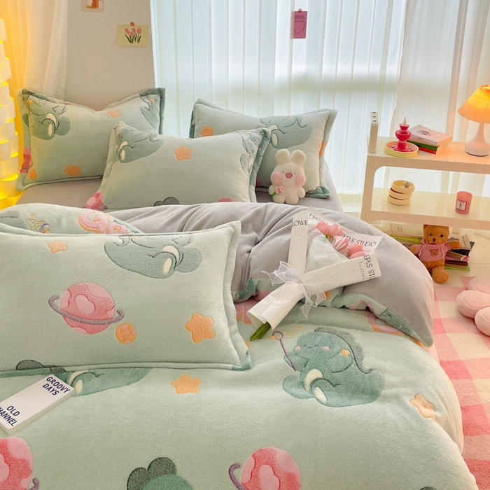 91家纺网 家纺一手货源 找家纺 同田家纺 2024秋冬新品雪花绒牛奶绒印花四件套 星球恐龙