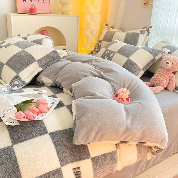 91家纺网 家纺一手货源 找家纺 同田家纺 2024秋冬新品雪花绒牛奶绒印花四件套 棋盘熊