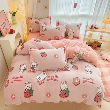 91家纺网 家纺一手货源 找家纺 同田家纺 2024秋冬新品雪花绒牛奶绒印花四件套 草莓兔