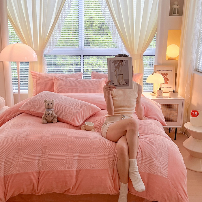 91家纺网 家纺一手货源 找家纺 新月家纺（锦威郎） 2024新款秋冬230克海貂绒牛奶绒四件套-艾梵希 艾梵希- 粉