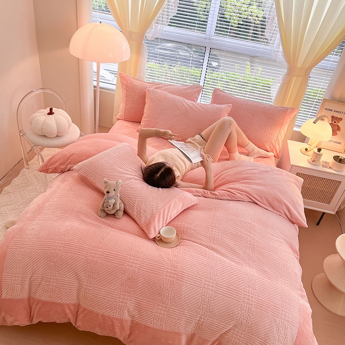 91家纺网 家纺一手货源 找家纺 新月家纺（锦威郎） 2024新款秋冬230克海貂绒牛奶绒四件套-艾梵希 艾梵希- 粉