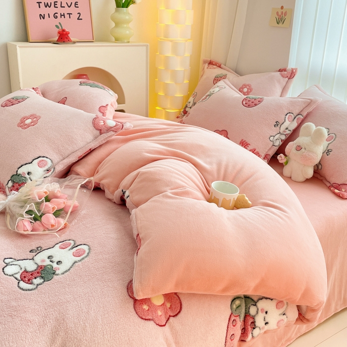 91家纺网 家纺一手货源 找家纺 同田家纺 2024秋冬新品雪花绒牛奶绒印花四件套 草莓兔