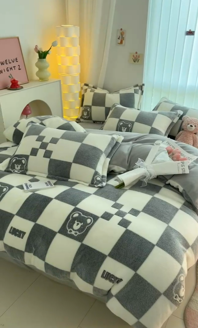 91家纺网 家纺一手货源 找家纺 同田家纺 2024秋冬新品雪花绒牛奶绒印花四件套 棋盘熊