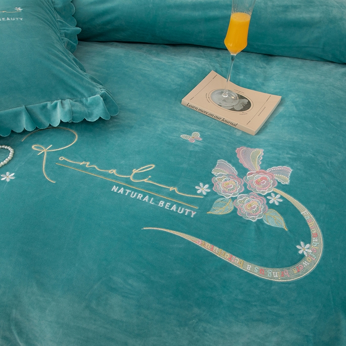 91家纺网 家纺一手货源 找家纺 优姿家纺 2024新品8.5斤德芙绒韩版床裙绣花保暖四件套 时尚玫瑰湖兰