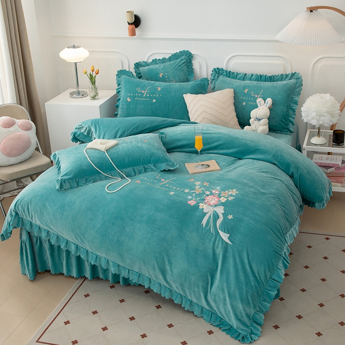 91家纺网 家纺一手货源 找家纺 优姿家纺 2024新品8.5斤德芙绒韩版床裙绣花保暖四件套 今生有约湖兰