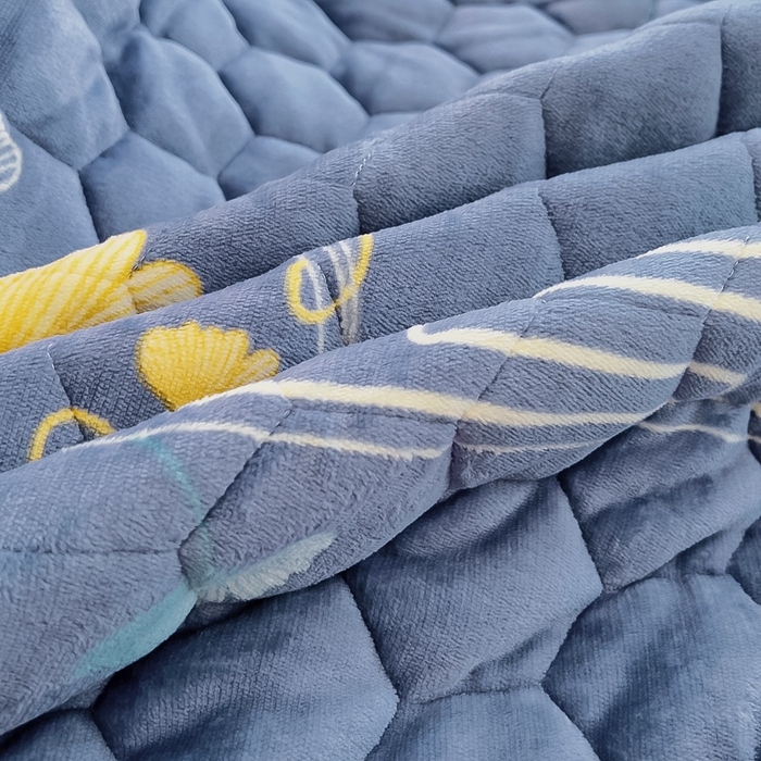 91家纺网 家纺一手货源 找家纺 情煊家纺 2023新款保暖牛奶绒夹棉床笠-花边款 三生有杏