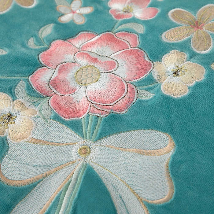 91家纺网 家纺一手货源 找家纺 优姿家纺 2024新品8.5斤德芙绒韩版床裙绣花保暖四件套 今生有约湖兰