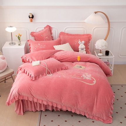 91家纺网 家纺一手货源 找家纺 优姿家纺 2024新品8.5斤德芙绒韩版床裙绣花保暖四件套 时尚玫瑰少女粉