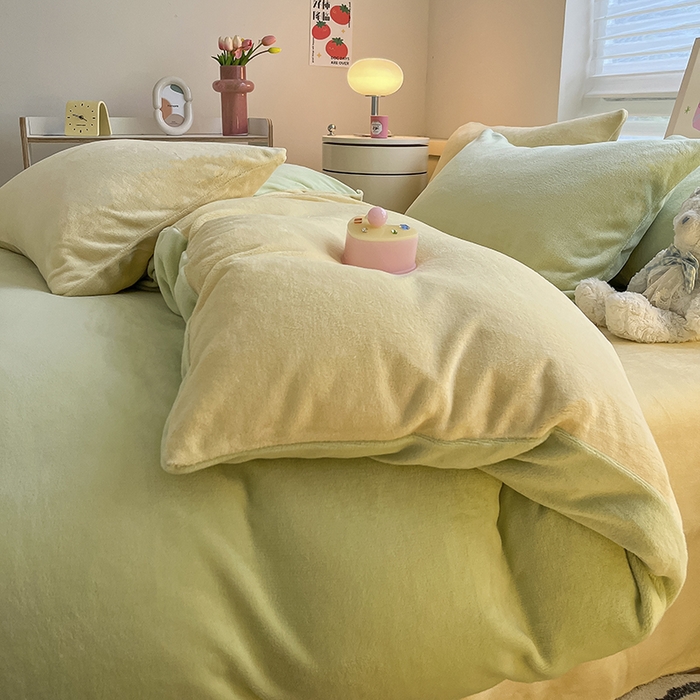 91家纺网 家纺一手货源 找家纺 三朵家纺 2023新款牛奶绒混搭系列四件套 嫩绿+奶黄