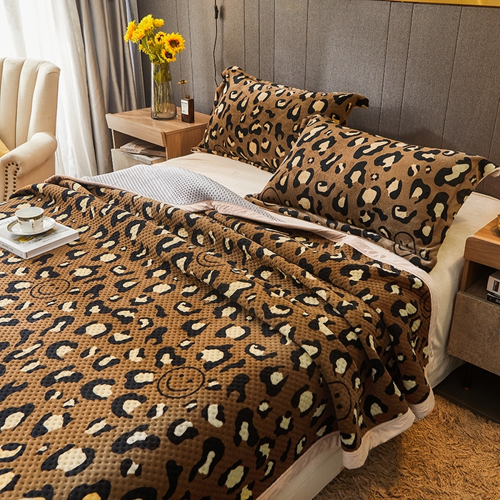 91家纺网 家纺一手货源 找家纺 胜权 2024款高克重牛奶绒夹棉单床盖单件保暖床盖三件套 豹纹