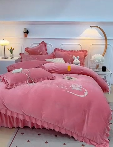 91家纺网 家纺一手货源 找家纺 优姿家纺 2024新品8.5斤德芙绒韩版床裙绣花保暖四件套 时尚玫瑰少女粉
