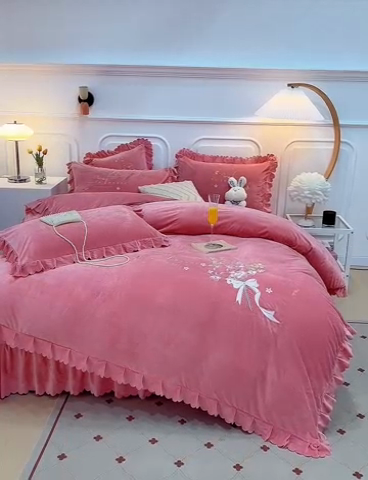 91家纺网 家纺一手货源 找家纺 优姿家纺 2024新品8.5斤德芙绒韩版床裙绣花保暖四件套 今生有约少女粉