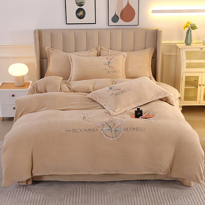 91家纺网 家纺一手货源 找家纺 富之航 2023新款牛奶绒刺绣四件套 莫奈花园-卡其