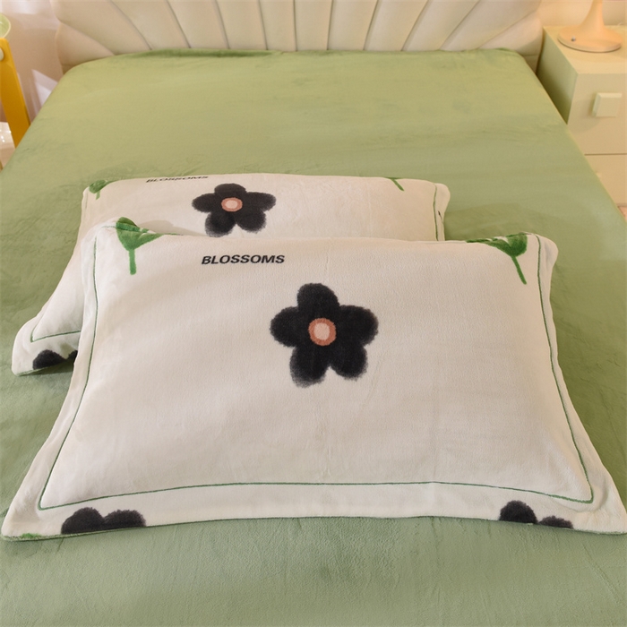 91家纺网 家纺一手货源 找家纺 暖洋 2024新款A类母婴加厚印花牛奶绒臻棉绒四件套场景二 墨影