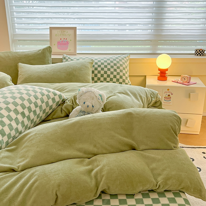 91家纺网 家纺一手货源 找家纺 三朵家纺 2023新款牛奶绒混搭系列四件套 橄榄绿+绿格