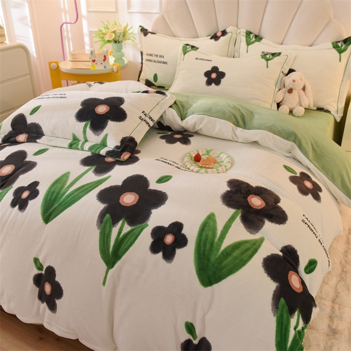 91家纺网 家纺一手货源 找家纺 暖洋 2024新款A类母婴加厚印花牛奶绒臻棉绒四件套场景二 墨影