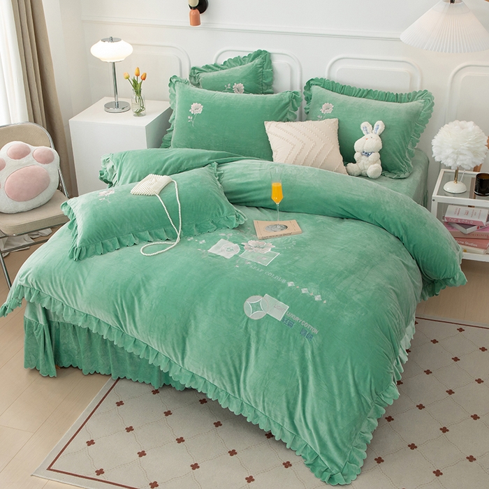 91家纺网 家纺一手货源 找家纺 优姿家纺 2024新品8.5斤德芙绒韩版床裙绣花保暖四件套 绽放浅绿