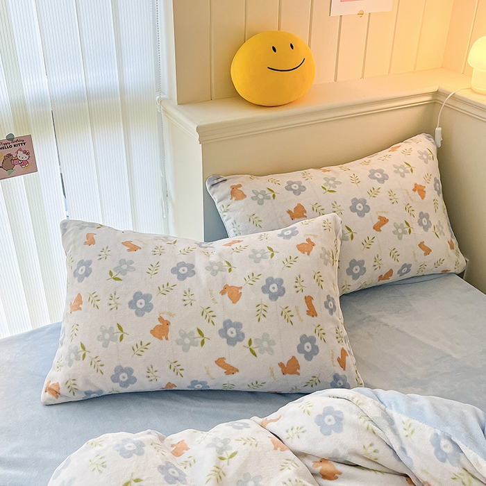 91家纺网 家纺一手货源 找家纺 金爱家 2023新款ins小清新韩系卡通少女心奶油兔子加厚牛奶绒系列四件套 绒-蓝花兔