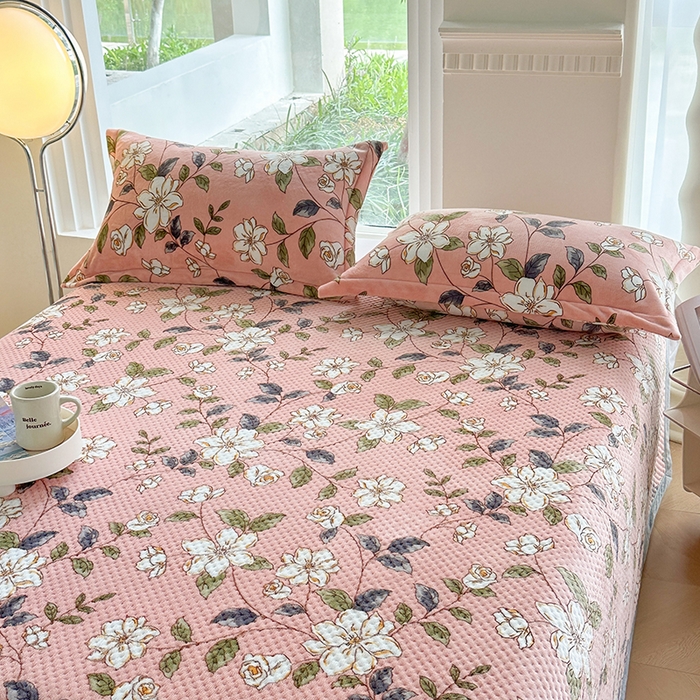 91家纺网 家纺一手货源 找家纺 胜权 2024款高克重牛奶绒夹棉单床盖单件保暖床盖三件套 红薇