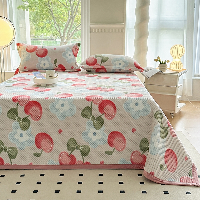 91家纺网 家纺一手货源 找家纺 胜权 2024款高克重牛奶绒夹棉单床盖单件保暖床盖三件套 樱桃世界