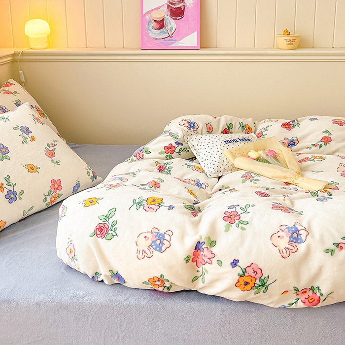 91家纺网 家纺一手货源 找家纺 金爱家 2023新款ins小清新韩系卡通少女心奶油兔子加厚牛奶绒系列四件套 绒-花田兔