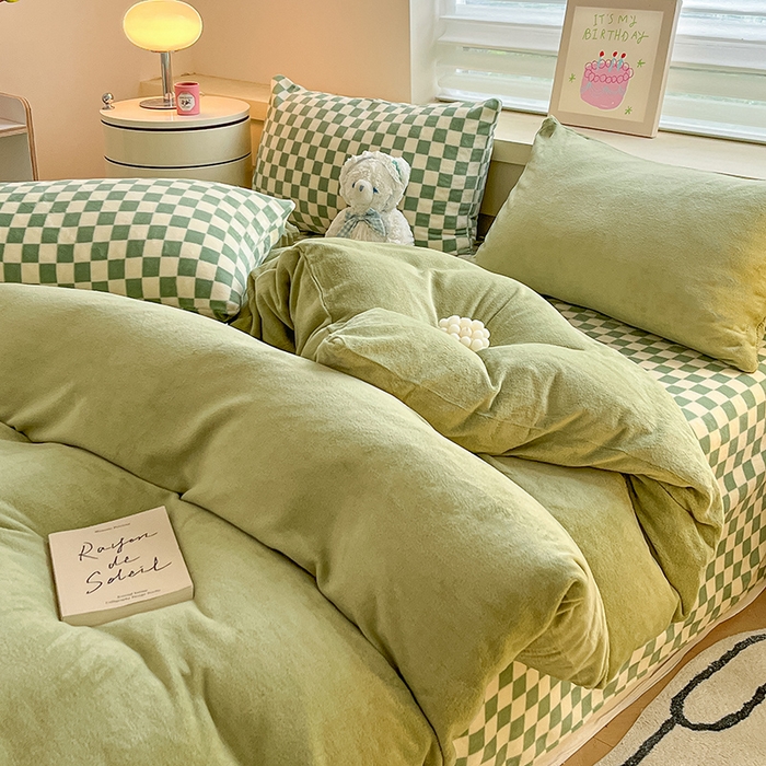 91家纺网 家纺一手货源 找家纺 三朵家纺 2023新款牛奶绒混搭系列四件套 橄榄绿+绿格