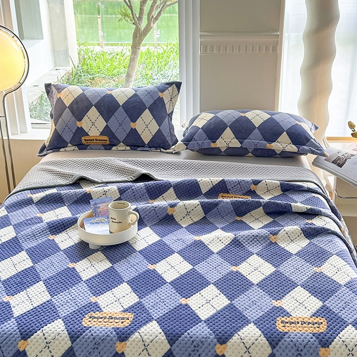 91家纺网 家纺一手货源 找家纺 胜权 2024款高克重牛奶绒夹棉单床盖单件保暖床盖三件套 英伦时光