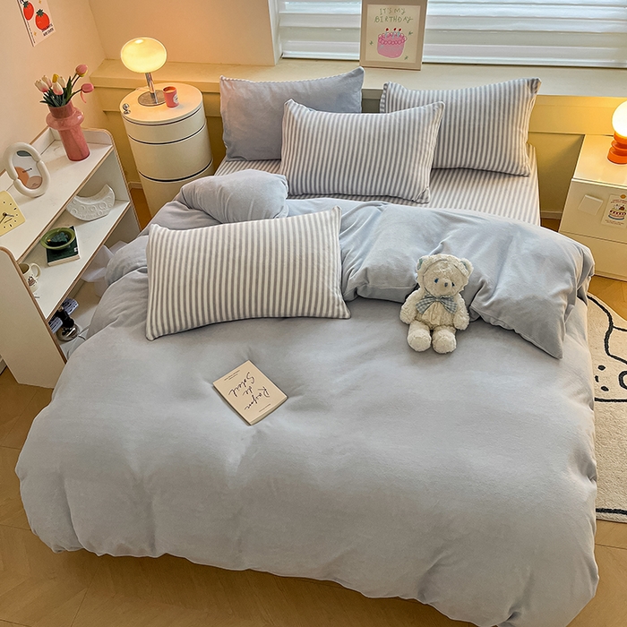 91家纺网 家纺一手货源 找家纺 三朵家纺 2023新款牛奶绒混搭系列四件套 粉蓝+细条