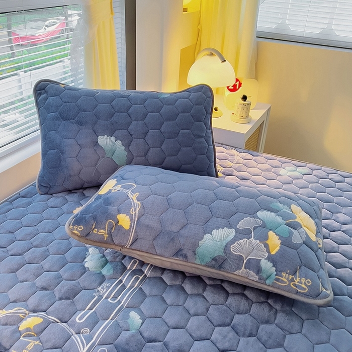 91家纺网 家纺一手货源 找家纺 情煊家纺 2023新款保暖牛奶绒夹棉床笠-花边款 三生有杏