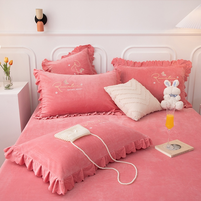 91家纺网 家纺一手货源 找家纺 优姿家纺 2024新品8.5斤德芙绒韩版床裙绣花保暖四件套 时尚玫瑰少女粉