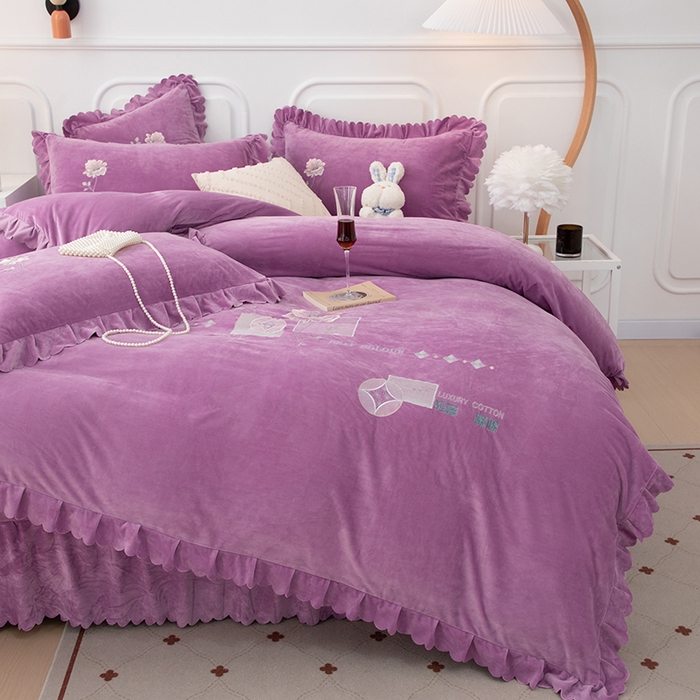 91家纺网 家纺一手货源 找家纺 优姿家纺 2024新品8.5斤德芙绒韩版床裙绣花保暖四件套 绽放紫色