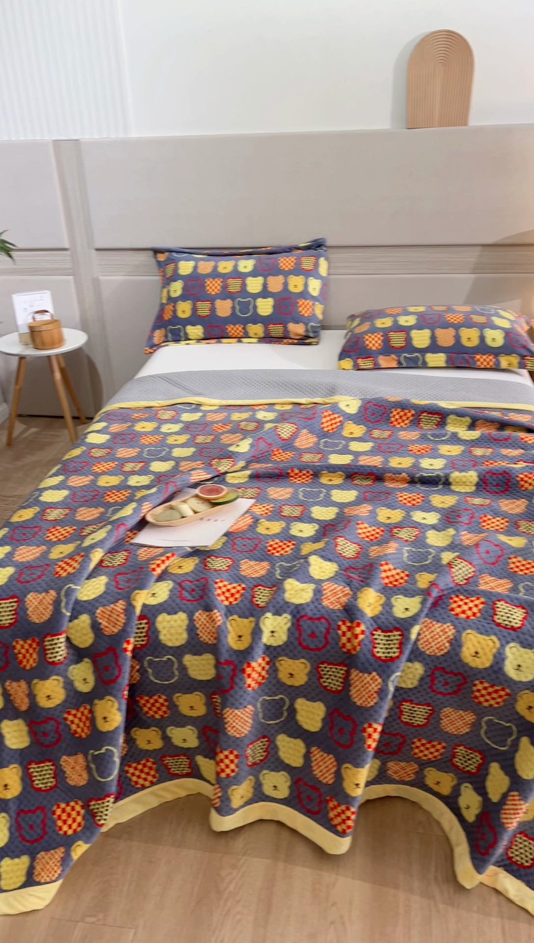 91家纺网 家纺一手货源 找家纺 胜权 2024款高克重牛奶绒夹棉单床盖单件保暖床盖三件套 熊宝