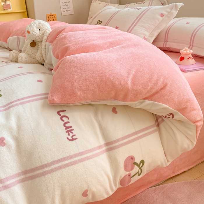 91家纺网 家纺一手货源 找家纺 梦之岛 2023新款牛奶绒加厚小清新印花保暖四件套 小樱桃