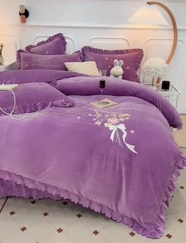91家纺网 家纺一手货源 找家纺 优姿家纺 2024新品8.5斤德芙绒韩版床裙绣花保暖四件套 今生有约紫色