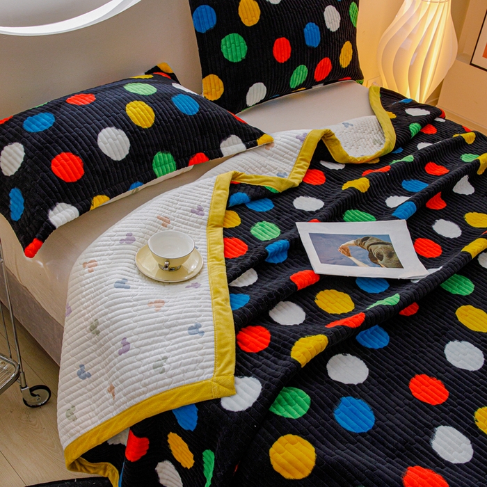 91家纺网 家纺一手货源 找家纺 青竹苑 2023新款直角款牛奶绒床盖夹棉保暖沙发垫榻榻米垫炕垫 波点世界