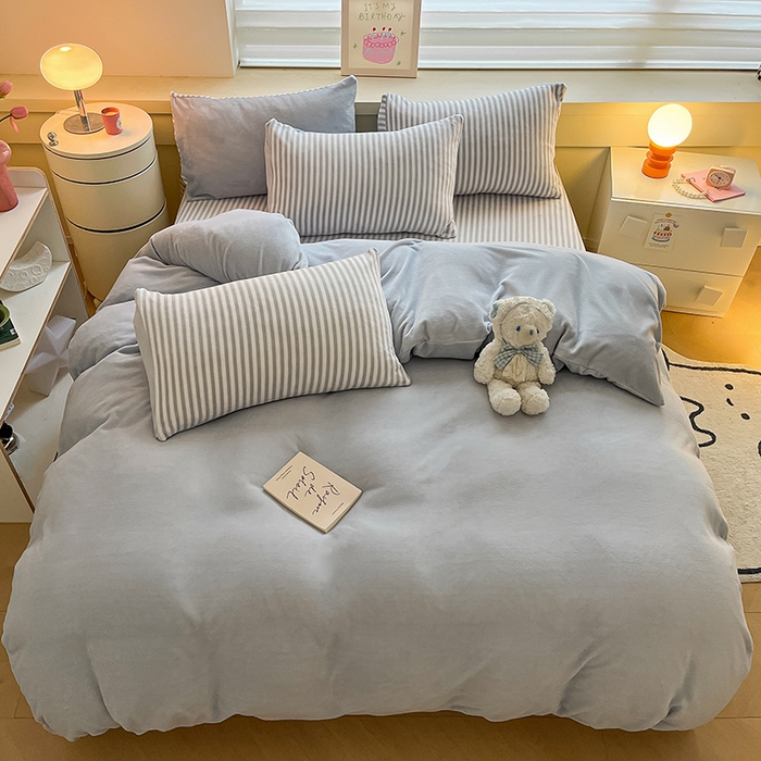 91家纺网 家纺一手货源 找家纺 三朵家纺 2023新款牛奶绒混搭系列四件套 粉蓝+细条