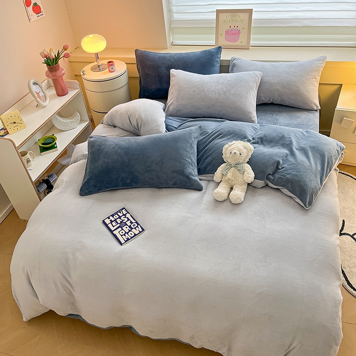 91家纺网 家纺一手货源 找家纺 三朵家纺 2023新款牛奶绒混搭系列四件套 粉蓝+蔚蓝