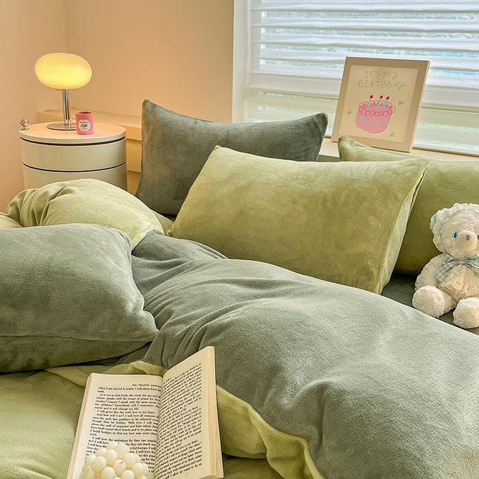 91家纺网 家纺一手货源 找家纺 三朵家纺 2023新款牛奶绒混搭系列四件套 橄榄绿+墨绿