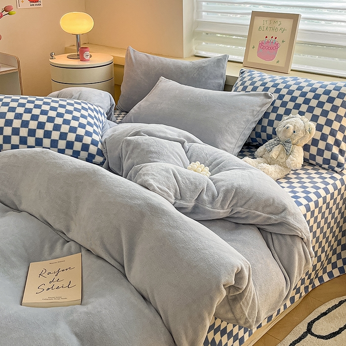 91家纺网 家纺一手货源 找家纺 三朵家纺 2023新款牛奶绒混搭系列四件套 粉蓝+蓝格