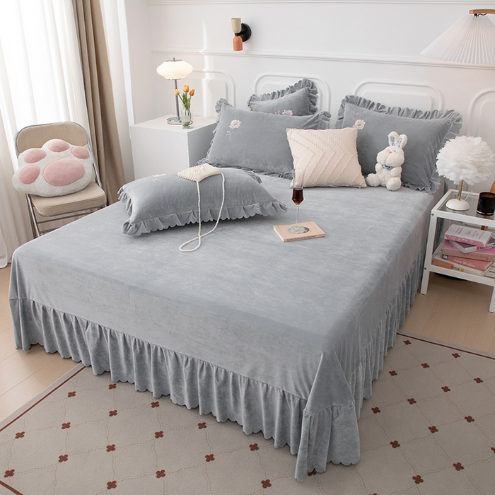 91家纺网 家纺一手货源 找家纺 优姿家纺 2024新品8.5斤德芙绒韩版床裙绣花保暖四件套 绽放绅士灰