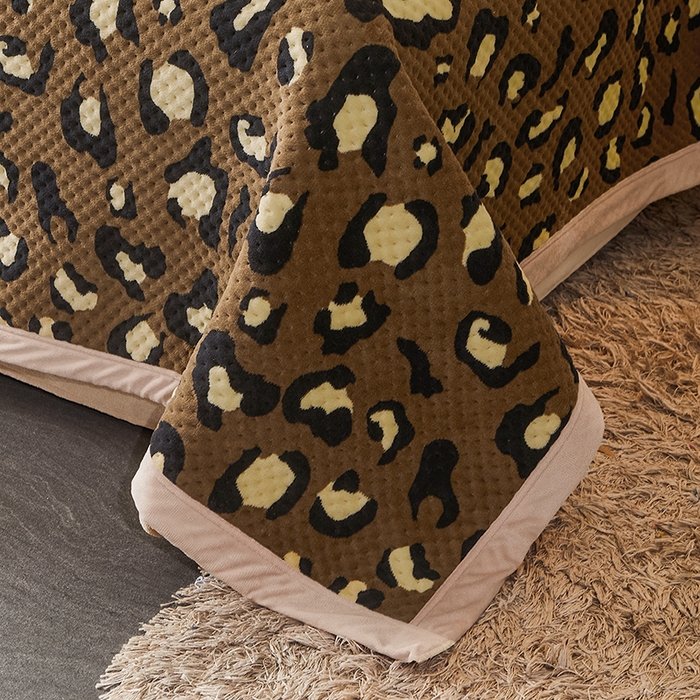 91家纺网 家纺一手货源 找家纺 胜权 2024款高克重牛奶绒夹棉单床盖单件保暖床盖三件套 豹纹