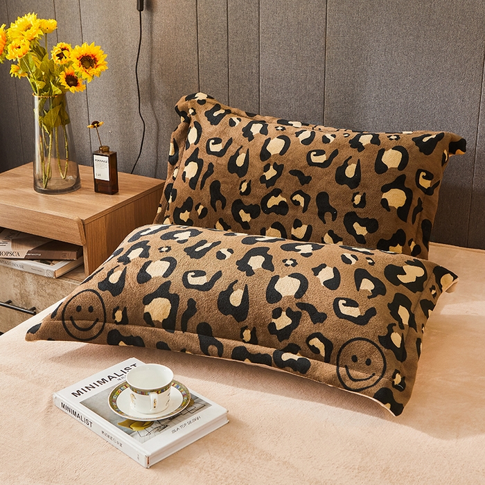 91家纺网 家纺一手货源 找家纺 胜权 2024款高克重牛奶绒夹棉单床盖单件保暖床盖三件套 豹纹