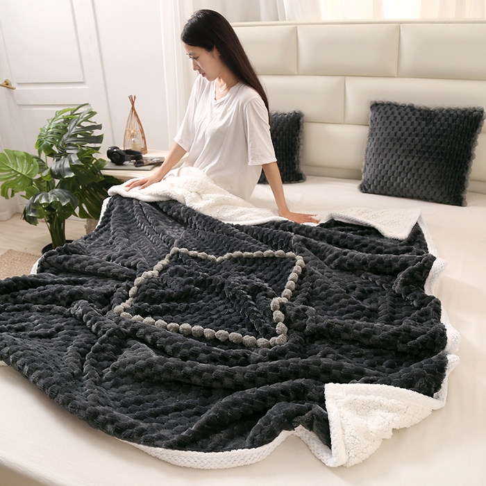 91家纺网 家纺一手货源 找家纺 伊可爱 2023秋冬多功能轻奢暖绒抱枕被盖毯 深灰色