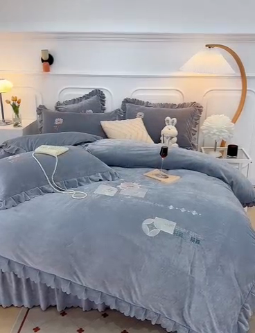 91家纺网 家纺一手货源 找家纺 优姿家纺 2024新品8.5斤德芙绒韩版床裙绣花保暖四件套 绽放绅士灰
