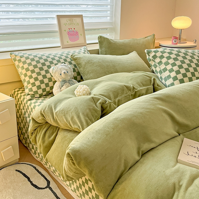 91家纺网 家纺一手货源 找家纺 三朵家纺 2023新款牛奶绒混搭系列四件套 橄榄绿+绿格